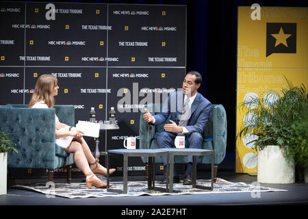 September 28, 2019, Austin, Texas, USA: Präsidentschaftskandidat Julian Castro von San Antonio ist von der Journalistin Katie Tur von MSNBC am Texas Tribüne Festival in Austin interviewt. Castro, der einzige Hispanic Demokratischen hoffnungsvoll, in Obamas Kabinett als HUD Sekretär serviert. (Bild: © Bob Daemmrich/ZUMA Draht) Stockfoto