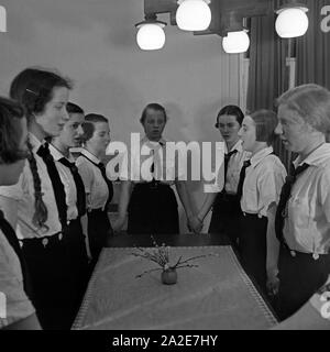 BdM-Mädchen singen Fahrtenlieder in Berlin Pankow, Deutschland 1930er Jahre. BdM-Mädchen singen einige folklore songs in Berlin Pankow, Deutschland 1930. Stockfoto