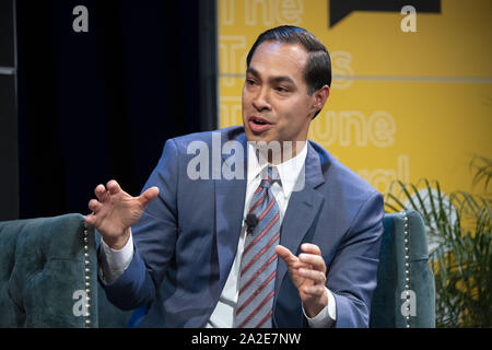 September 28, 2019, Austin, Texas, USA: Präsidentschaftskandidat Julian Castro von San Antonio ist von der Journalistin Katie Tur von MSNBC am Texas Tribüne Festival in Austin interviewt. Castro, der einzige Hispanic Demokratischen hoffnungsvoll, in Obamas Kabinett als HUD Sekretär serviert. (Bild: © Bob Daemmrich/ZUMA Draht) Stockfoto