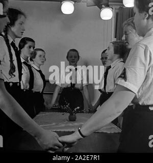 BdM-Mädchen singen Fahrtenlieder in Berlin Pankow, Deutschland 1930er Jahre. BdM-Mädchen singen einige folklore songs in Berlin Pankow, Deutschland 1930. Stockfoto