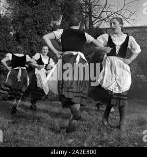 Vergnügte Pause in der webschule in Sommerfeld, Deutschland 1930er Jahre. Gerne Pause mit Musik und Tanz an der Schule für das Weben an Sommerfeld, Deutschland 1930. Stockfoto