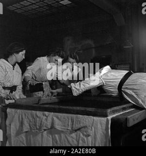 BdM-Mädchen beim Kulissenbau für den Musik- und Heimatabend in einer Fabrikhalle in Berlin Pankow, Deutschland 1930er Jahre. BdM-Mädchen Neuling für die folcloristic soiree in Berlin Pankow, Deutschland 1930. Stockfoto