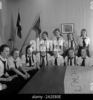 BdM-Mädchen singen Fahrtenlieder in Berlin Pankow, Deutschland 1930er Jahre. BdM-Mädchen singen einige folklore songs in Berlin Pankow, Deutschland 1930. Stockfoto