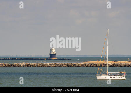 Lewes, Delaware - 27. September 2019: Touristen und Segelboot im Hafen von Zuflucht Leuchtturm an der Küste von Lewes, Delaware in Lewes. Stockfoto