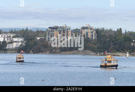 Zwei Wassertaxis Pass in den Victoria Harbour. Victoria, British Columbia, Kanada. Stockfoto