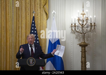 Washington DC, USA. 02 Okt, 2019. Washington, District of Columbia, USA. 2. Okt, 2019. Präsidenten der Vereinigten Staaten Donald J. Trumpf hält ein Artikel in der New York Times auf United States Vertreter Adam Schiff (Demokrat aus Kalifornien), die während einer gemeinsamen Pressekonferenz mit dem Präsidenten der Republik Finnland Sauli NiinistÃ¶ Im Weißen Haus in Washington, DC, USA am 2. Oktober 2019. Credit: ZUMA Press, Inc./Alamy leben Nachrichten Stockfoto