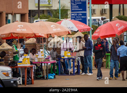 Stände am Straßenrand in Lilongwe, Malawi, Verkauf von Mobiltelefonen und airtime Stockfoto