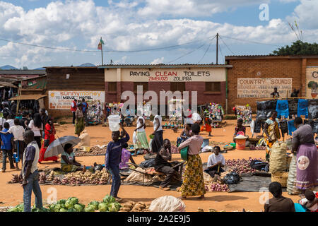 Mzuzu Markt in Malawi mit 'Zahlen, saubere Toiletten' Stockfoto