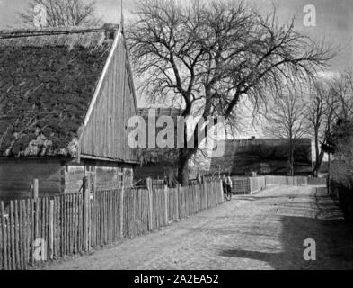 Dorfstraße in einem Dorf bin Litigainow Sehen in Masuren, Ostpreußen, 1930er Jahre. Dorf Hauptstraße am See Litigainow in Masuren, Ostpreußen, 1930er Jahre. Stockfoto