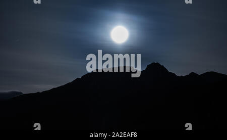 Vollmond und Shooting Stars über Giewont peak in Tatra Stockfoto