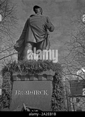 Das Bismarckdenkmal am Kaiser-Wilhelm-Platz in Königsberg, Ostpreußen, 1930er Jahre. Denkmal von Otto von Bismarck auf dem Kaiser-Wilhelm-Platz in Königsberg, Ostpreußen, 1930er Jahre. Stockfoto