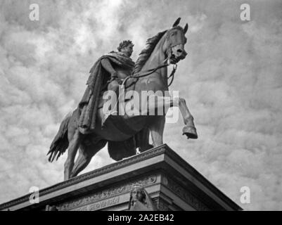 Denkmal Friedrich I. auf dem Kaiser-Wilhelm-Platz in Königsberg, Ostpreußen, 1930er Jahre. Denkmal von Friedrich I. an Kaiser Wilhelm Platz in Königsberg, Ostpreußen, 1930er Jahre. Stockfoto