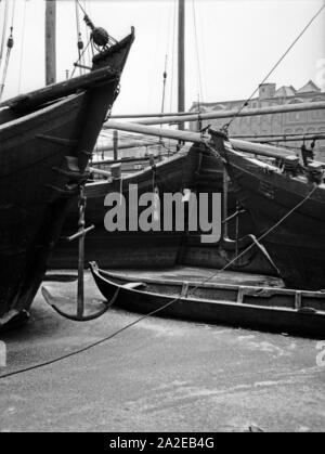 Festgefrorene Schiffe im Winterhafen von Königsberg, Ostpreußen 1930er Jahre. Eingefrorene Schiffe im Winter Hafen in Königsberg, Ostpreußen, 1930er Jahre. Stockfoto