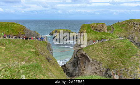 Lange Warteschlangen an der Carrick-a-Rede Rope Bridge in Nordirland form Stockfoto