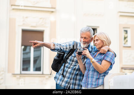 Gerne älteres Paar Touristen fotografieren Stockfoto