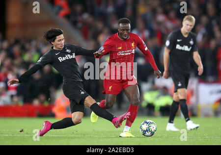 Red Bull Salzburg Takumi Minamino (links) und Liverpools Naby Keita Kampf um den Ball während der UEFA Champions League Gruppe E Match in Liverpool, Liverpool. Stockfoto