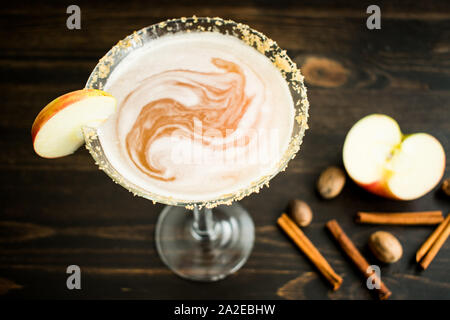 Apple Cider Bourbon Cocktail: Cocktail mit Bourbon Whiskey, Apfelwein, Gewürz, in ein Glas umrandet mit braunem Zucker serviert. Stockfoto