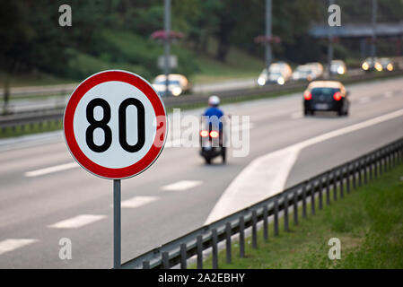 80 km/h Höchstgeschwindigkeit Zeichen einer Autobahn Stockfoto