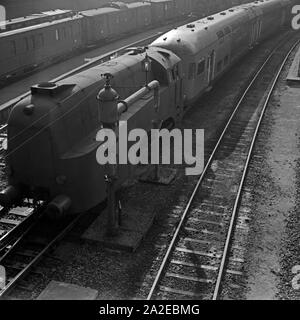 Besonderheit auf der Schiene: Der Henschel Wegmann Zug, gezogen von einer Lokomotive der Baureihe 61, fährt in den Hauptbahnhof Hamburg ein, Deutschland 1936. Etwas Besonderes auf der Bahnstrecke: Eine Henschel Wegmann Zug mit einer Lok der Baureihe 61, am Hamburger Hauptbahnhof ankommen, Deutschland 1930. Stockfoto