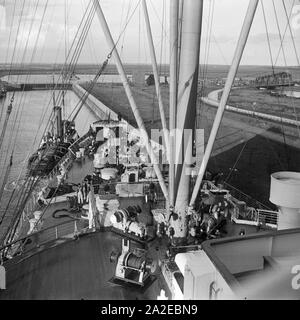 Das 1928 gebaute deutsche Passagierschiff "Europa" im Dock in Bremerhaven, Deutschland 1930er Jahre. Deutsches Fahrgastschiff "Europa" bei der Werftzeit in Bremerhaven, Deutschland 1930. Stockfoto