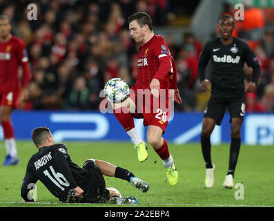 Anfield, Liverpool, Merseyside, UK. 2. Okt, 2019. UEFA Champions League Fußball, Liverpool gegen Red Bull Salzburg; Zlatko Junuzovic von Red Bull Salzburg Folien in Andy Robertson von Liverpool - Redaktionelle Verwendung Credit: Aktion plus Sport/Alamy Leben Nachrichten zu bewältigen Stockfoto