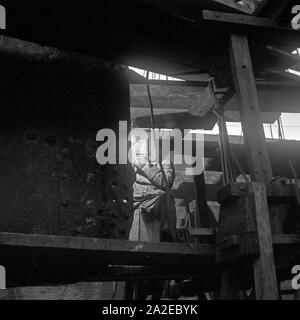 Das 1928 gebaute deutsche Passagierschiff "Europa" im Dock in Bremerhaven, Deutschland 1930er Jahre. Deutsches Fahrgastschiff "Europa" bei der Werftzeit in Bremerhaven, Deutschland 1930. Stockfoto