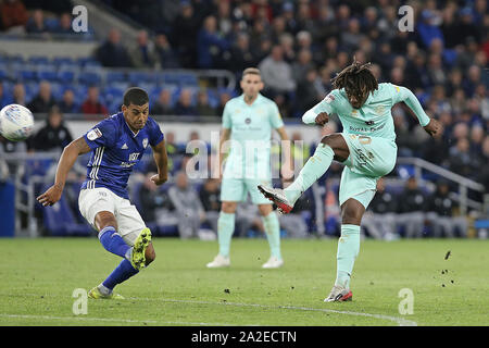 Cardiff, Großbritannien. 02 Okt, 2019. Eberechi Eze von Queens Park Rangers schießt während der efl Sky Bet Championship Match zwischen Cardiff City und Queens Park Rangers an der Cardiff City Stadium, Cardiff, Wales am 2. Oktober 2019. Foto von Dave Peters. Nur die redaktionelle Nutzung, eine Lizenz für die gewerbliche Nutzung erforderlich. Keine Verwendung in Wetten, Spiele oder einer einzelnen Verein/Liga/player Publikationen. Credit: UK Sport Pics Ltd/Alamy leben Nachrichten Stockfoto