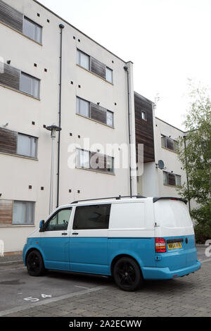 September 2019 - Blau und Weiß VW Volkswagen T5 Wohnmobil auf der Straße in Portishead UK geparkt Stockfoto