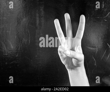 Der Buchstabe W in der Fingersprache. Buchstabe W im finger Alphabet. Stockfoto