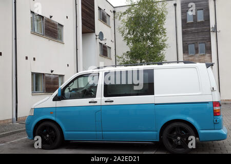 September 2019 - Blau und Weiß VW Volkswagen T5 Wohnmobil auf der Straße in Portishead UK geparkt Stockfoto