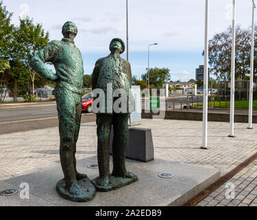 Zwei Männer, zwei Statuen von der irischen Bildhauer Oisín Kelly außerhalb von Cork County Hall. Stockfoto