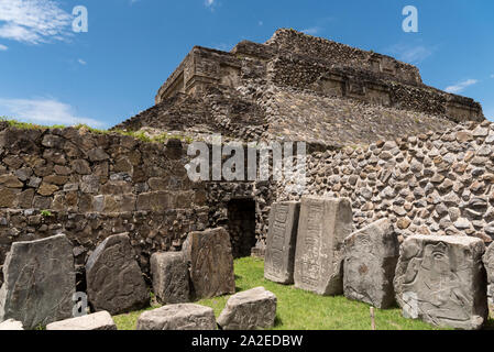 Geschnitzte Steine in Monte Alban, der antiken Stadt Zapotecs. Oaxaca, Mexiko Stockfoto