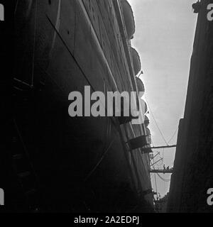 Das 1928 gebaute deutsche Passagierschiff "Europa" im Dock in Bremerhaven, Deutschland 1930er Jahre. Deutsches Fahrgastschiff "Europa" bei der Werftzeit in Bremerhaven, Deutschland 1930. Stockfoto