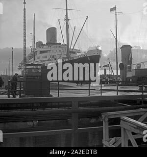 Das 1928 gebaute deutsche Passagierschiff "Europa" im Dock in Bremerhaven, Deutschland 1930er Jahre. Deutsches Fahrgastschiff "Europa" bei der Werftzeit in Bremerhaven, Deutschland 1930. Stockfoto