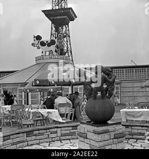 Eine Milchbar auf der Internationalen Milchwirtschaftlichen Ausstellung in Berlin 1937, Deutschland 1930er Jahre. Eine Milchbar auf der Internationalen molkereiwesen Ausstellung in Berlin 1937, in Deutschland 1930. Stockfoto