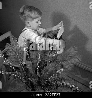 Ein kleiner Junge schreibt-Wunschzettel an den Weihnachtsmann mit der Schreibmaschine, Deutschland 1930er Jahre. Ein kleiner Junge mit der Eingabe seiner Liste der Wünsche nach Santa, Deutschland 1930. Stockfoto