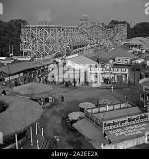 Blick auf die Festwiese mit der Achterbahn in Berlin Stralau, Deutschland 1930er Jahre. Luftaufnahme des Berlin Stralau jährliche Messe mit ihren Ständen und die Achterbahn, Deutschland 1930. Stockfoto