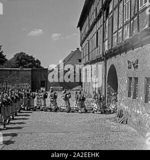 BdM Mädel beim Ausmarsch aus dem Landjahr Lager in Polle an der Weser, Deutschland 1930er Jahre. BdM-Mädchen marschieren aus ihrem Camp in Polle, Deutschland 1930. Stockfoto