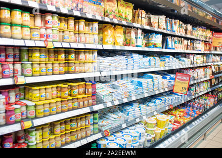 Minsk, Weißrussland - September 27, 2019: Supermarkt Zähler mit verschiedenen Mayonnaise, Senf und Ketchup. Stockfoto