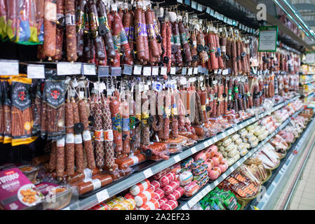 Minsk, Weißrussland - September 27, 2019: Supermarkt Zähler mit verschiedenen Fleisch- und Wurstwaren Stockfoto