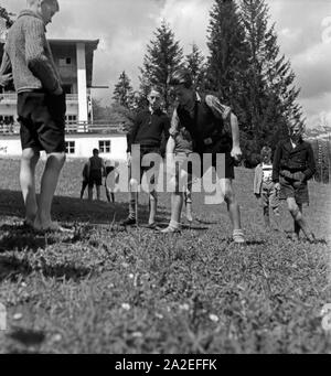 Kinder spielen im Garten der Adolf-Hitler-Jugendherberge in Berchtesgaden, Deutschland 1930er Jahre. Kinder spielen im Garten der Adolf-Hitler-Jugendherberge Berchtesgaden, Deutschland 1930. Stockfoto