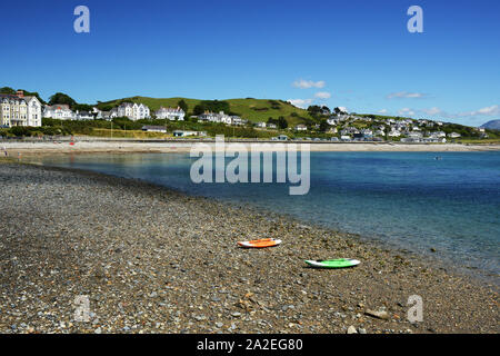 Paddle Boards am Strand von Criccieth an einem Sommertag in Nord Wales Stockfoto