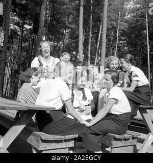 Eine BDM Mädelschaft sitzt in der Sonne im freizeitlager Altenhof am Werbellinsee, Brandenburg, 1930er Jahre. Eine Gruppe von BDM-Mädchen, in der Sonne zu sitzen in der Freizeit Camp der Deutschen Arbeitsfront in Altenhof, Brandenburg, 1930. Stockfoto