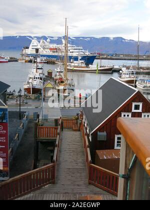 Blick auf den Hafen in Husavik, Island whale-watching Kapital, mit dem Kreuzfahrtschiff Ocean Diamond günstig im Hintergrund. Stockfoto