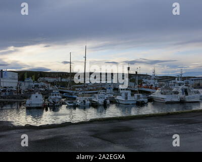 Boote im Hafen in Husavik, Walbeobachtung Hauptstadt von Island auf dem Wanderweg. Stockfoto