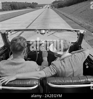 Das telefunken Auto Super Autoradio im Armaturenbrett eines Cabrios, auf der Autobahn um Berlin, Deutschland 1930er Jahre. Der Telefunken Auto Super Auto radio an einem Auto Armaturenbrett, auf der Autobahn rund um Berlin, Deutschland 1930. Stockfoto