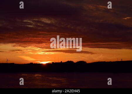 Sonnenaufgang über der Themse in einer stürmischen herbstlichen Tag Stockfoto