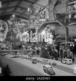 Diplomprojekt mit Leistungen und Plänen der nationalsozialistischen Regierung in Berlin, Deutschland, 1930er Jahre. Ausstellung mit Anstrengungen und Pläne der nationalsozialistischen Regierung in Berlin, Deutschland 1930. Stockfoto