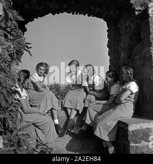 BdM Mädel bei einer Pause im Landjahr Lager Polle an der Weser, Deutschland 1930er Jahre. BdM-Mädchen, eine Pause im Camp in Polle, Deutschland 1930. Stockfoto