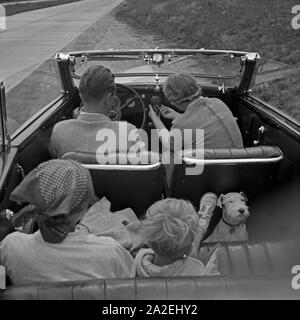 Das telefunken Auto Super Autoradio im Armaturenbrett eines Cabrios, auf der Autobahn um Berlin, Deutschland 1930er Jahre. Der Telefunken Auto Super Auto radio an einem Auto Armaturenbrett, auf der Autobahn rund um Berlin, Deutschland 1930. Stockfoto